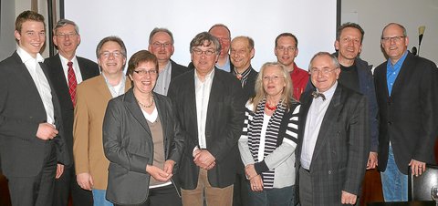 Der neue Vorstand des CDU-Gemeindeverbands Nottuln mit dem Vorsitzenden Dieter Welbers (vorne Mitte). An seiner Seite seine Stellvertreterin Margarete Große Wiesmann (l.) und Beisitzerin Roswitha Roeing-Franke.Foto: (Ludger Warnke) Der neue Vorstand des CDU-Gemeindeverbands Nottuln mit dem Vorsitzenden Dieter Welbers (vorne Mitte). An seiner Seite seine Stellvertreterin Margarete Große Wiesmann (l.) und Beisitzerin Roswitha Roeing-Franke.Foto: (Ludger Warnke)
