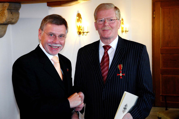 Landrat Konrad Püning (l.) zeichnete gestern Vormittag den Schapdettener Heinz Rütering mit dem Bundesverdienstkreuz aus. Landrat Konrad Püning (l.) zeichnete gestern Vormittag den Schapdettener Heinz Rütering mit dem Bundesverdienstkreuz aus.