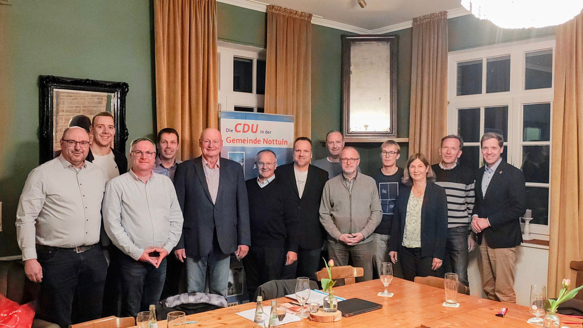 Freuen sich auf die zuk�nftige Zusammenarbeit f�r die CDU in Darup: Vorstandsmitglieder der CDU-Ortsunion mit ihrem neuen Vorsitzenden Dr. Jochen Sch�bbe (5. v. l.), dem scheidenden Vorsitzenden Benedikt Wessling (links), ihren G�sten und Jubilaren. Foto: